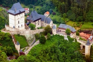 Praga: Castelo de Karlstejn, um conto de fadas, num carro de estilo retro