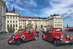 Praga: Castelo de Karlstejn, um conto de fadas, num carro de estilo retro