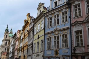 Prague: Full-Day Sightseeing Tour with Cruise and Lunch