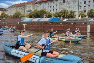 Praga: Passeio de canoa guiado com surpresa local no final
