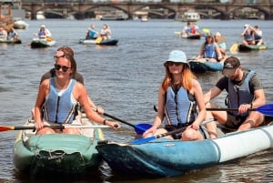 Praga: Passeio de canoa guiado com surpresa local no final