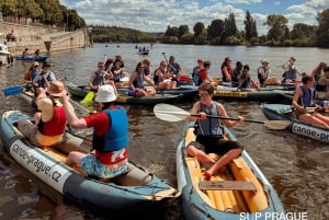 Praga: Passeio de canoa guiado com surpresa local no final