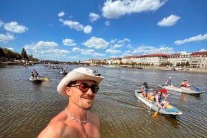 Praga: Passeio de canoa guiado com surpresa local no final