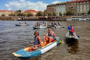 Praga: Passeio de canoa guiado com surpresa local no final
