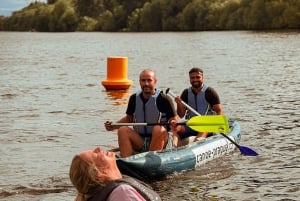 Praga: Passeio de canoa guiado com surpresa local no final