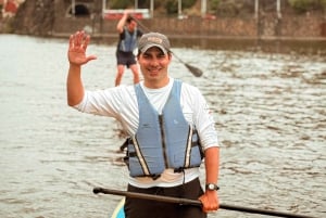 Praga: Passeio de canoa guiado com surpresa local no final