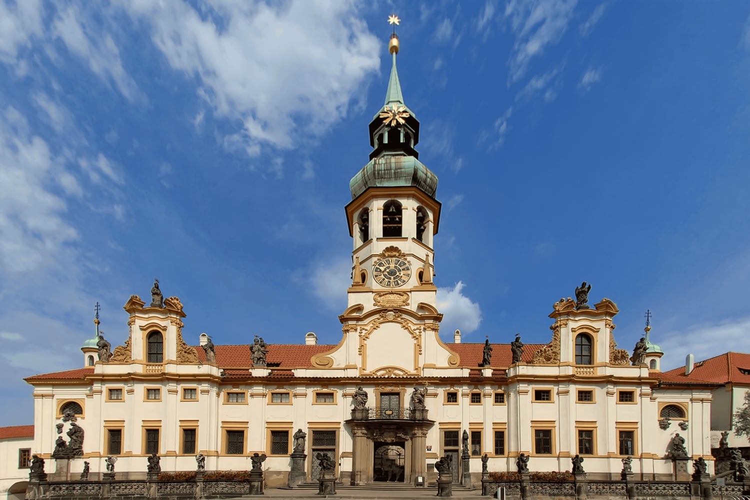 Prahan historialliset kohokohdat, mukaan lukien Loretan luostarikierros