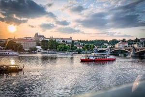 Praag: lunchrondvaart over de Moldau met driegangenmenu