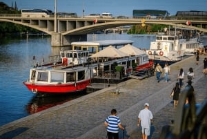 Praag: lunchrondvaart over de Moldau met driegangenmenu