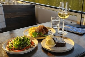 Praag: lunchrondvaart over de Moldau met driegangenmenu