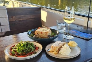 Praag: lunchrondvaart over de Moldau met driegangenmenu