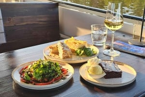 Praag: lunchrondvaart over de Moldau met driegangenmenu