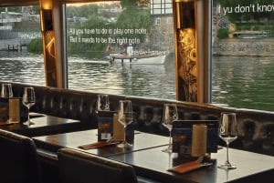 Praag: lunchrondvaart over de Moldau met driegangenmenu