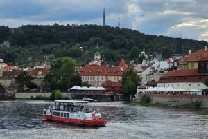 Praag: lunchrondvaart over de Moldau met driegangenmenu