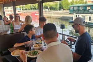 Praag: lunchrondvaart over de Moldau met driegangenmenu