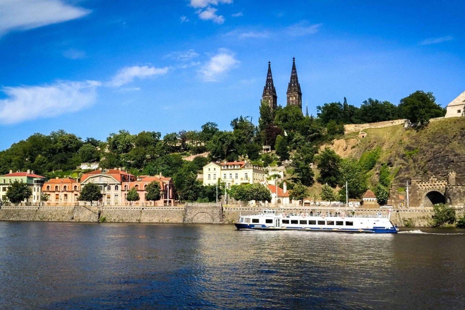 Prague: Narrated Sightseeing Cruise