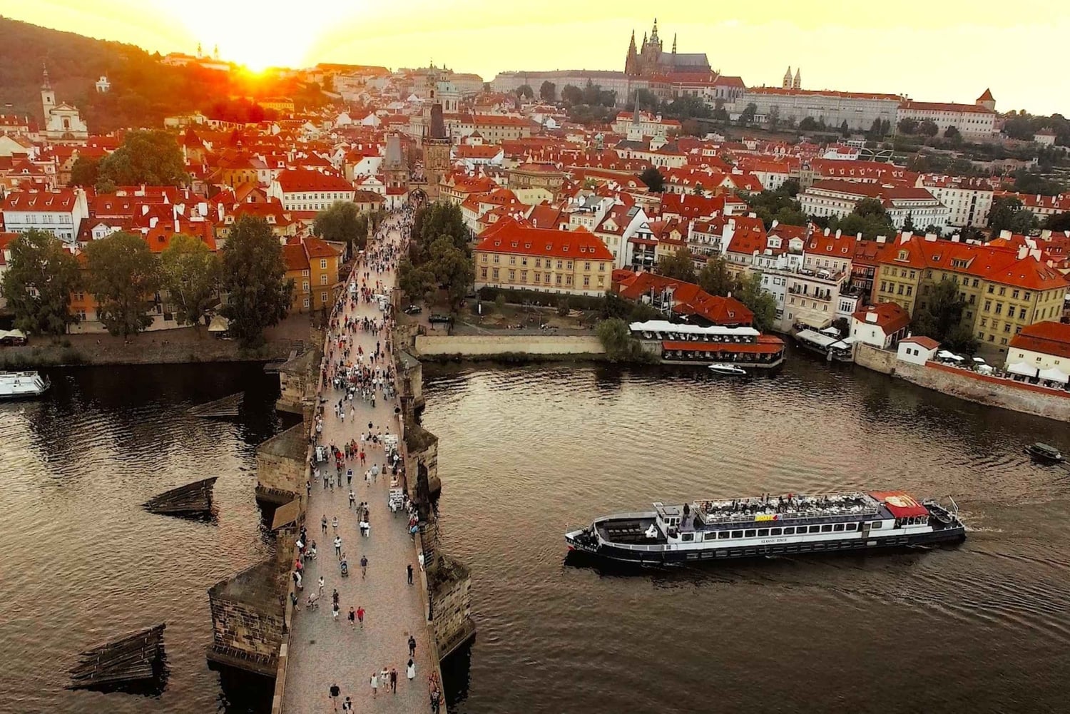 Prag: Silvester-Bootsfahrt mit Dinner und Getränken