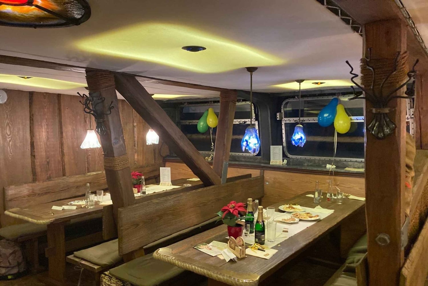 Prag: Silvester-Bootsfahrt mit Dinner und Getränken