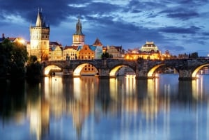 Praha: Nyttårscruise med middag og drikke