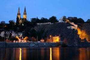 Praha: Nyttårscruise med middag og drikke