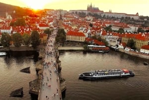 Prag: Silvester-Bootsfahrt mit Dinner und Getränken
