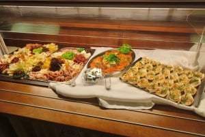 Prag: Silvester-Bootsfahrt mit Dinner und Getränken