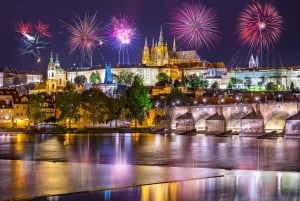 Prag: Silvester-Bootsfahrt mit Dinner und Getränken