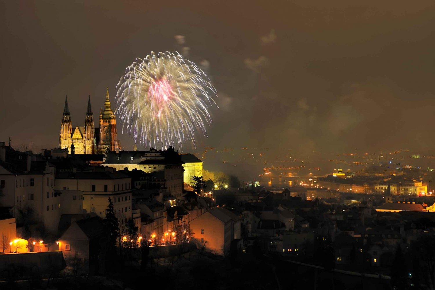Prague: New Year's Eve Dinner Cruise with Unlimited Drinks