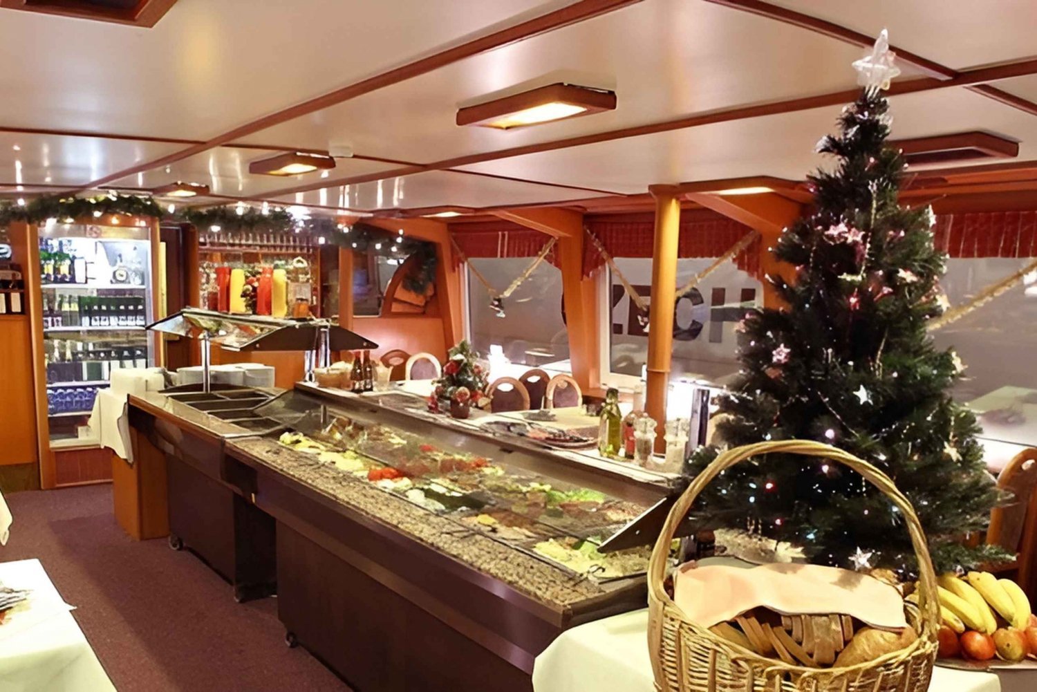 Prague: New Year's Eve Dinner Cruise with Unlimited Drinks