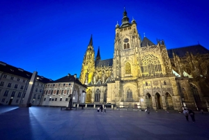 Praga: Nocny spacer po Zamku Praskim z widokiem na miasto