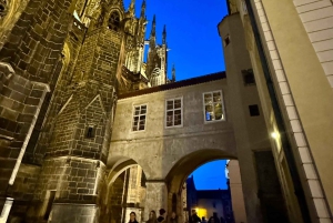 Praga: Nocny spacer po Zamku Praskim z widokiem na miasto