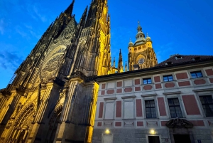 Praga: Nocny spacer po Zamku Praskim z widokiem na miasto