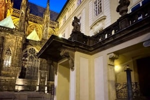 Praga: Nocny spacer po Zamku Praskim z widokiem na miasto