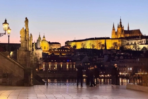 Praga: Nocny spacer po Zamku Praskim z widokiem na miasto