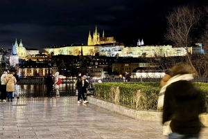 Praga: Nocny spacer po Zamku Praskim z widokiem na miasto