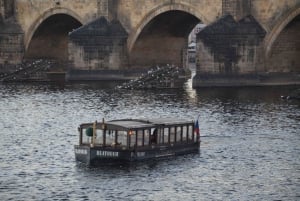 Praga: Excursão guiada a pé pela Cidade Velha e passeio de barco pela cidade