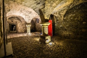 Praha: Dungeon Tour: Vanhakaupunki, keskiaikainen maanalainen ja vankityrmäkierros