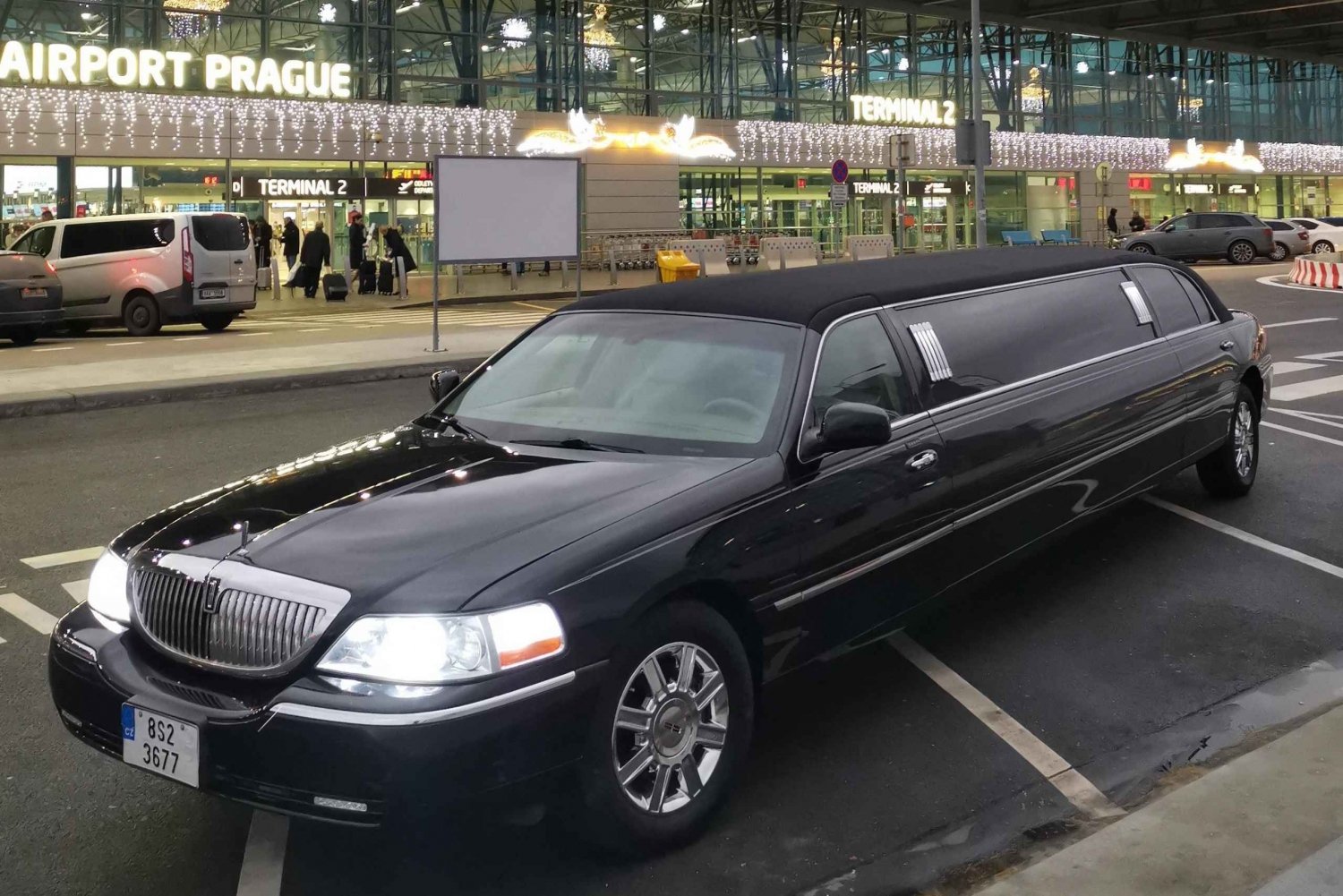 Prague: Private Party Lincoln Limo Transport