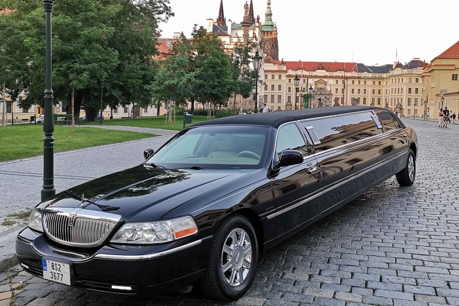 Prague: Private Party Lincoln Limo Transport