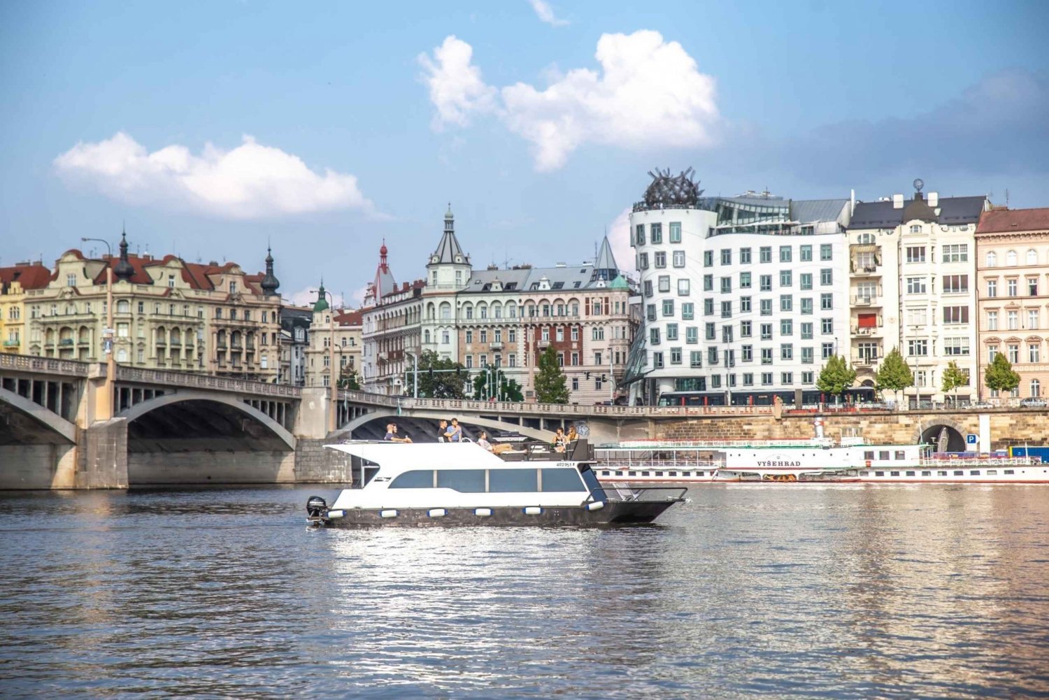 Prague: Private River Cruise with Unlimited Beer or Prosecco