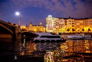 Prague: Private River Cruise with Unlimited Beer or Prosecco