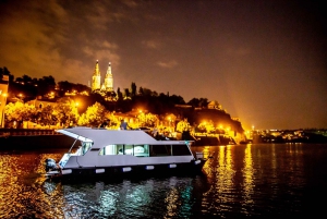 Prague: Private River Cruise with Unlimited Beer or Prosecco