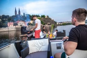 Prague: Private River Cruise with Unlimited Beer or Prosecco