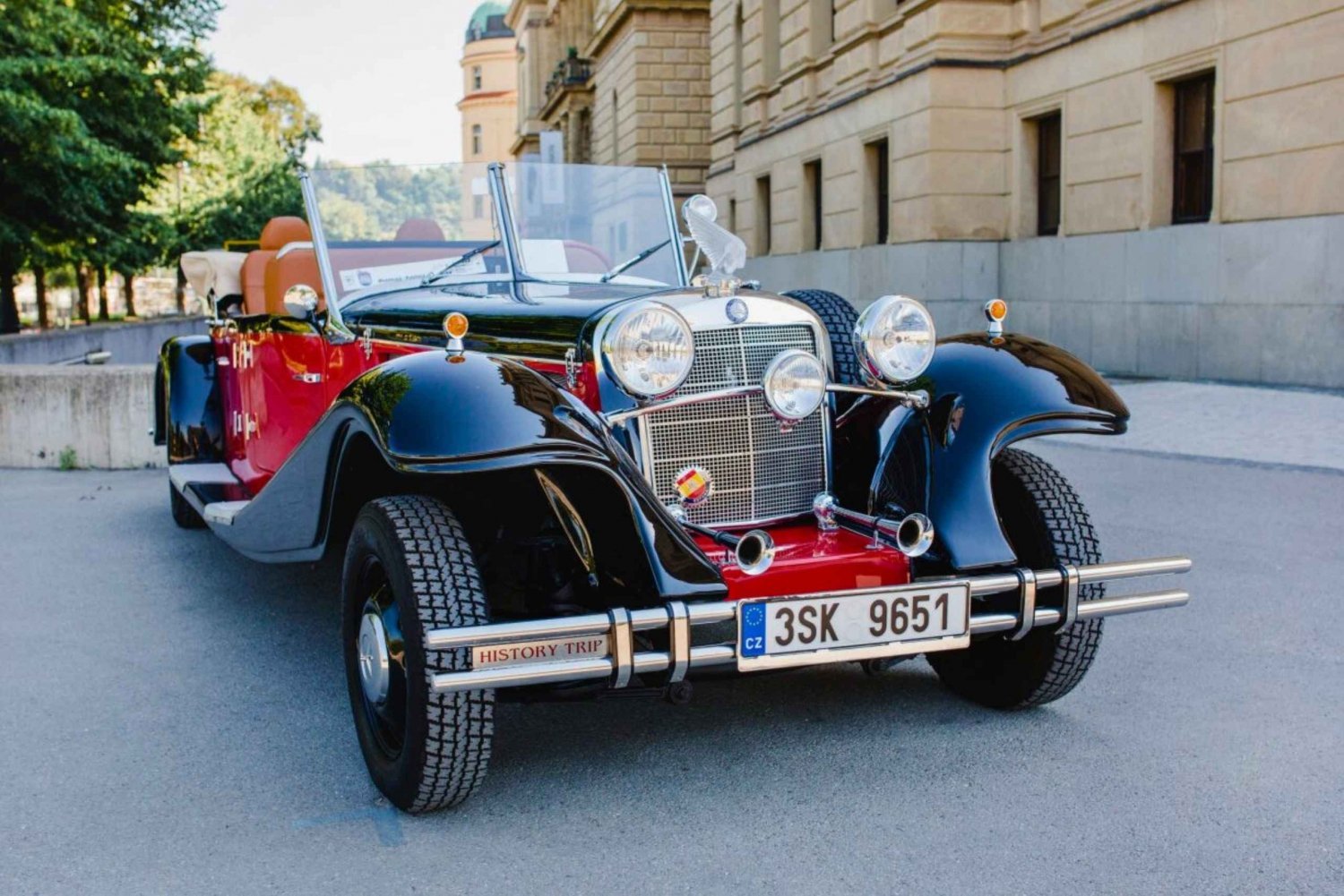 Prague: Private Tour by Vintage Car - 2hrs for 6 people