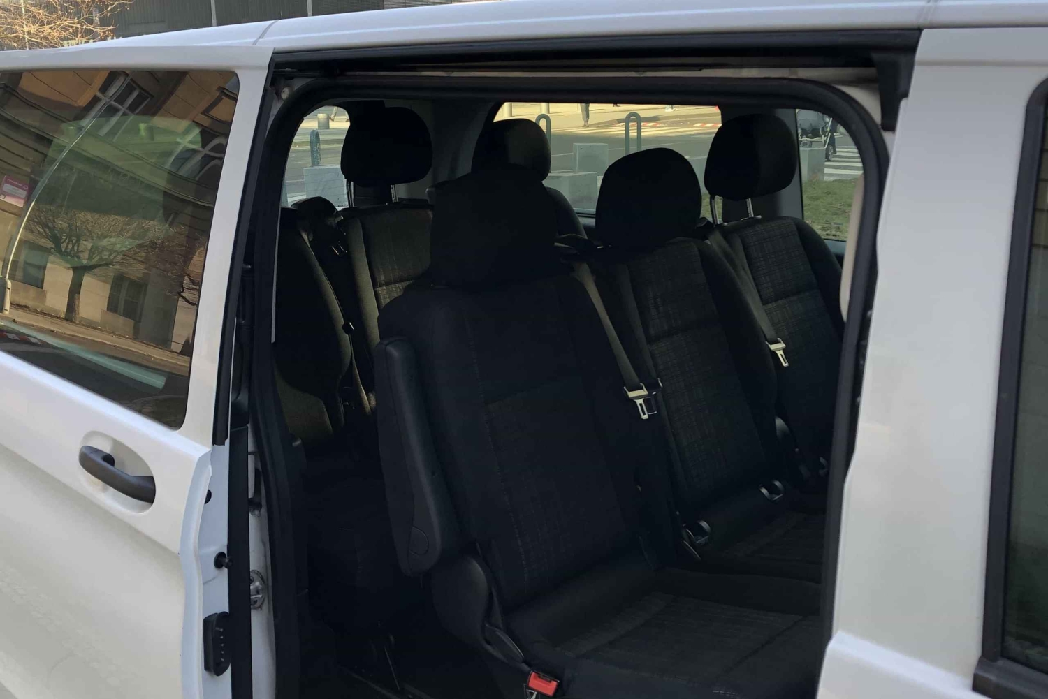 Praag: Privé transfer naar de luchthaven met een minibus (PRG)