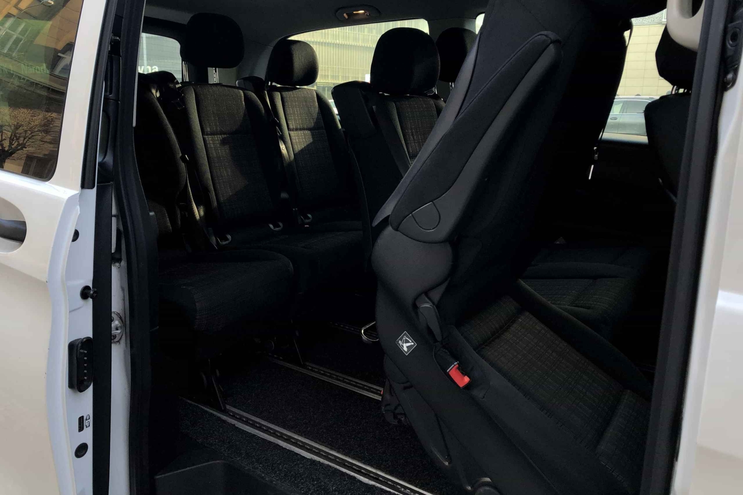 Praag: Privé transfer naar de luchthaven met een minibus (PRG)