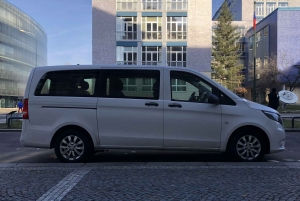 Praag: Privé transfer naar de luchthaven met een minibus (PRG)