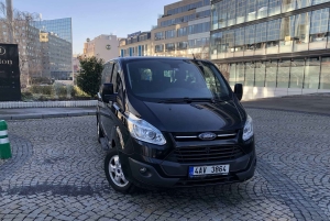 Praag: Privé transfer naar de luchthaven met een minibus (PRG)