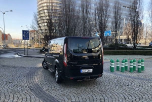 Praag: Privé transfer naar de luchthaven met een minibus (PRG)