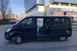 Praag: Privé transfer naar de luchthaven met een minibus (PRG)